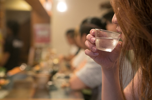 一人飲み女性