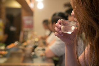 一人飲み女性